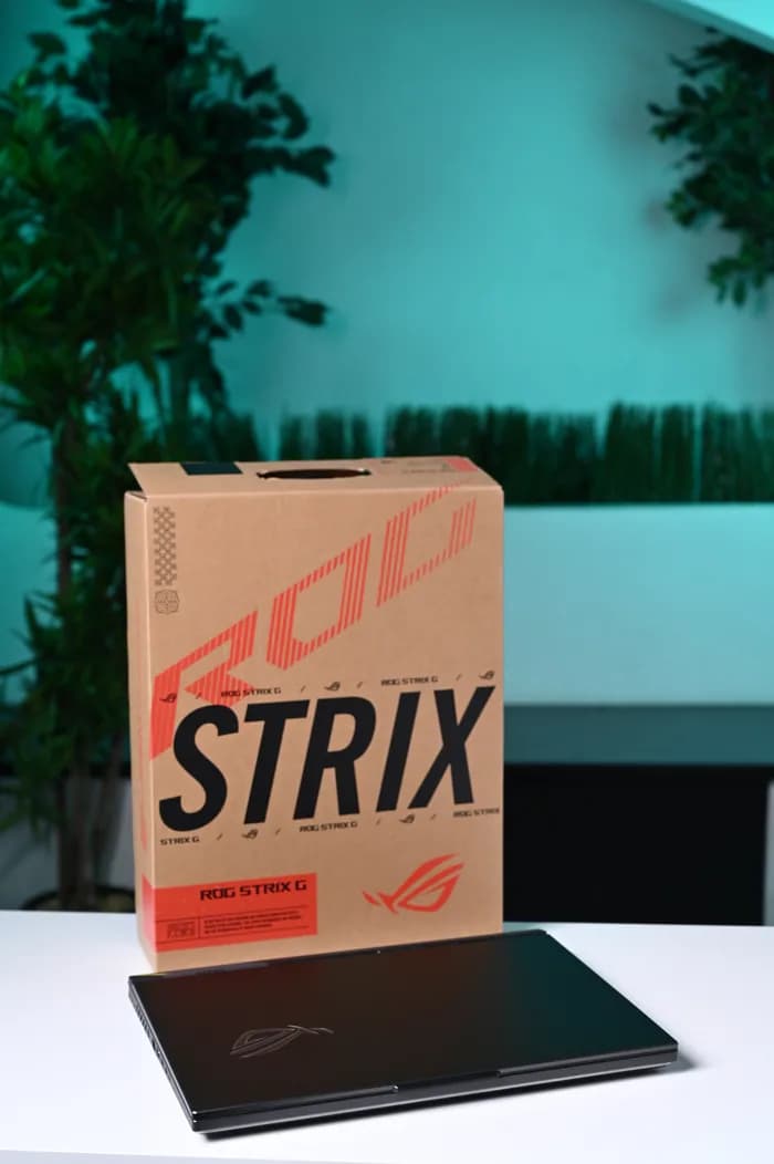 Коробка ROG Strix и ноутбук в студии