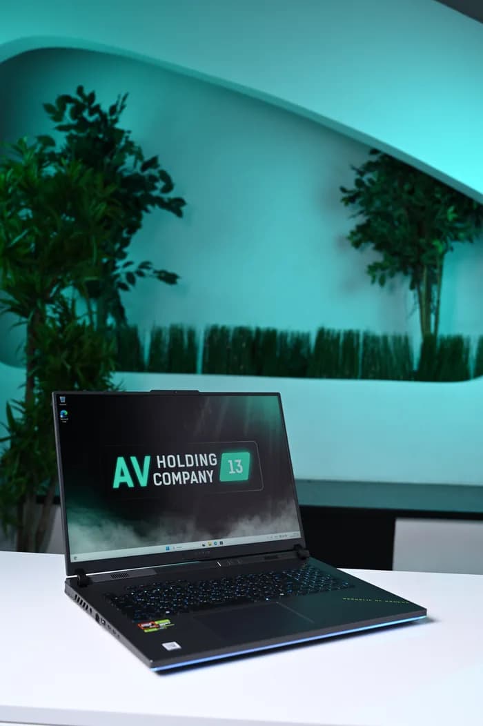 Ноутбук с фирменной заставкой AV Holding Company