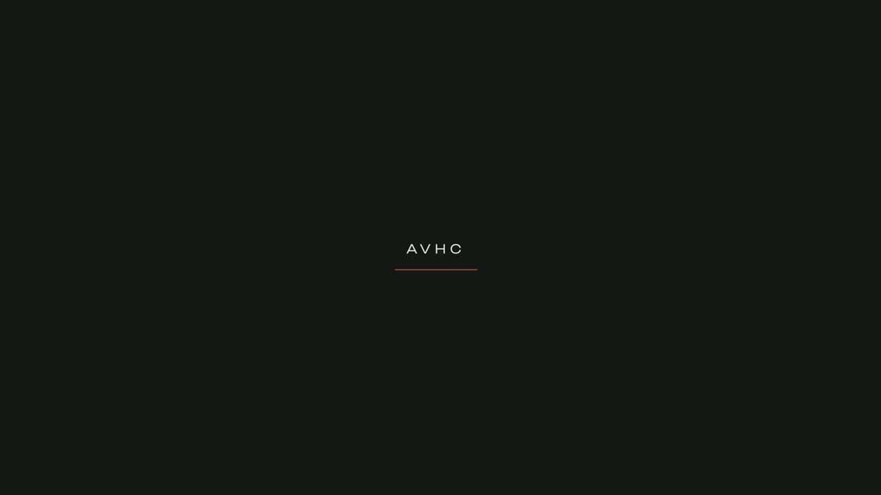Кадр со склада AVHC: стеллажи с ноутбуками